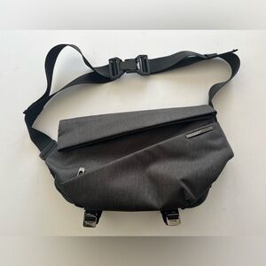 NIID Radiant Urban Sling Bag, Meteorite Black, Expandable, Water Bottle Holder